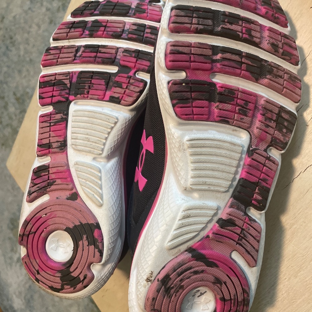 Underarmour ‘Charged Assert’ Running Shoes- Worn … - image 4